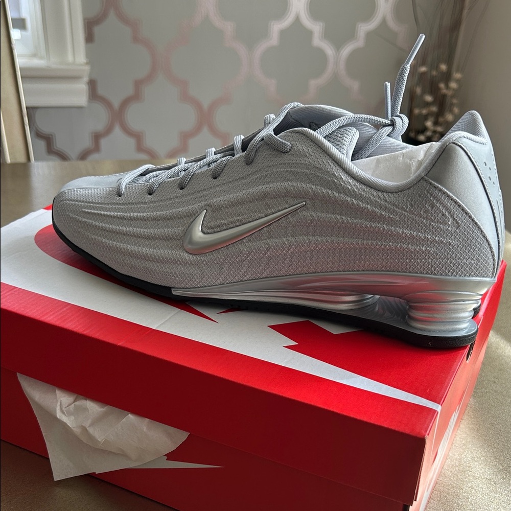 Nike Men's Silver and Gray Athletic Shoes